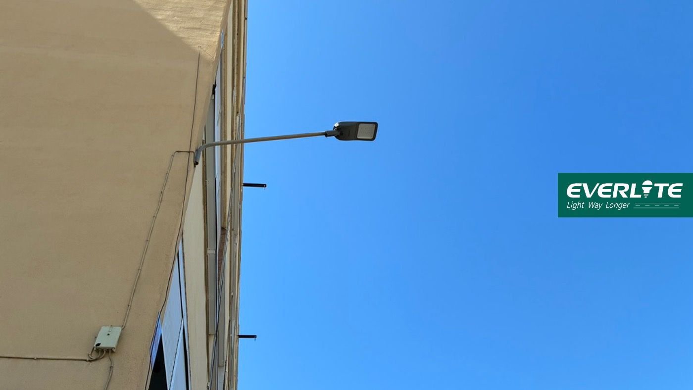 Aan de muur gemonteerde straatverlichting: een nieuwe kijk op de verlichting van smalle steegjes